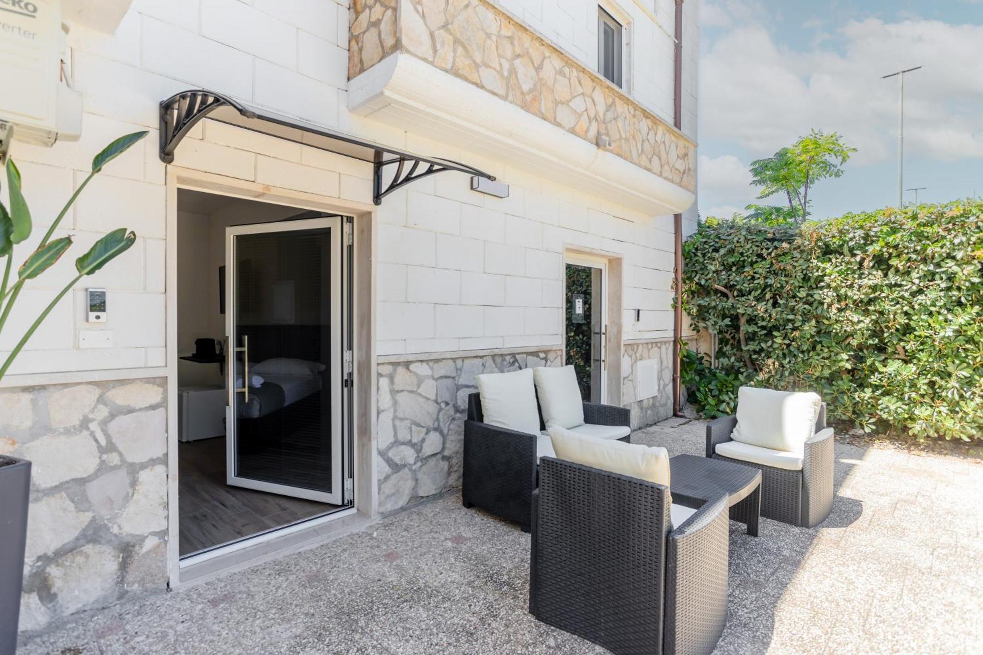 Pietramare Luxury Suites Бари Экстерьер фото