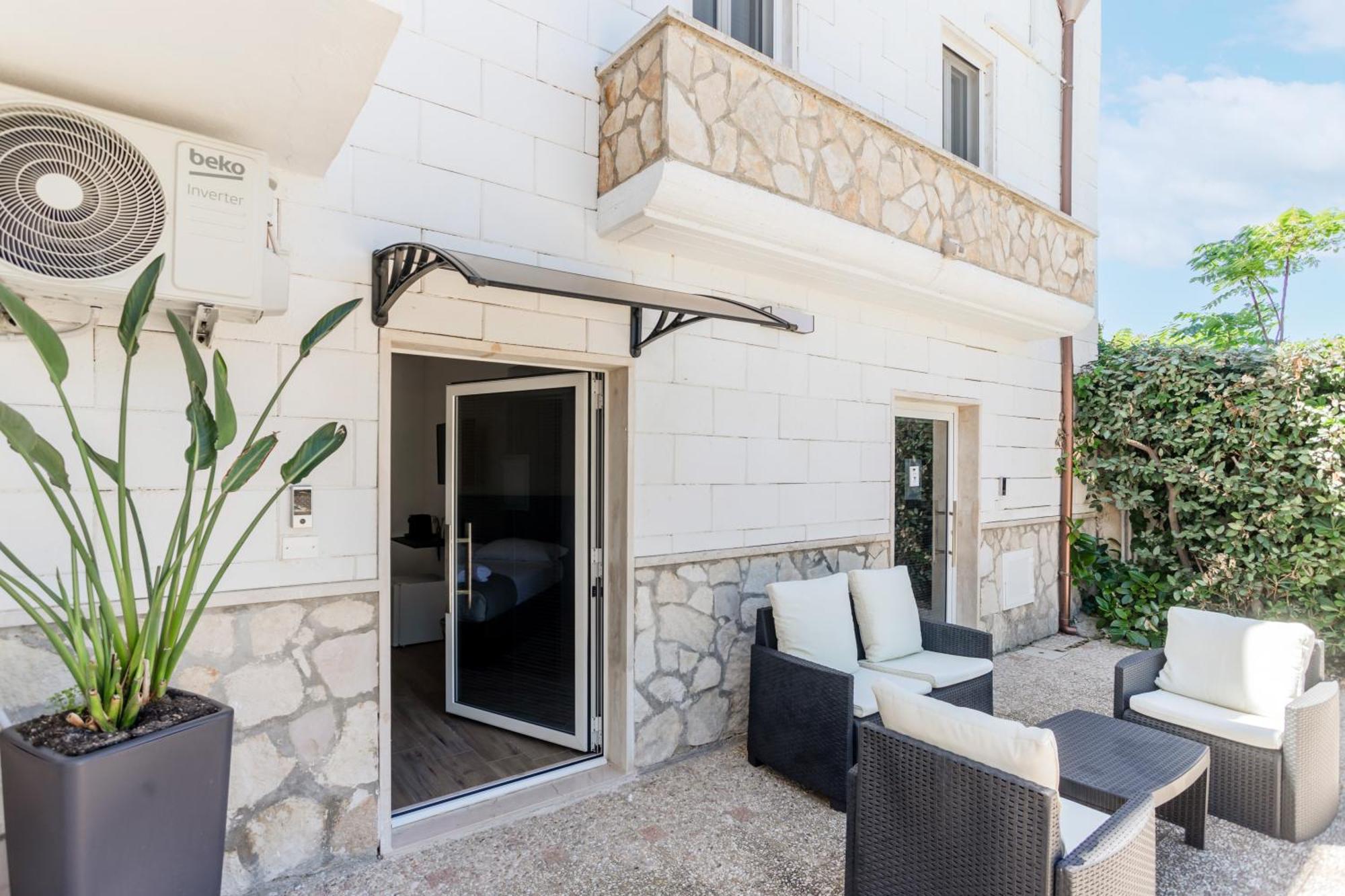 Pietramare Luxury Suites Бари Экстерьер фото